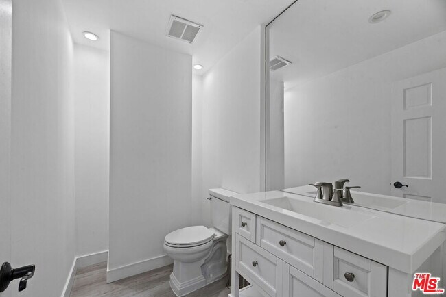 Building Photo - 10751 Wilshire Blvd