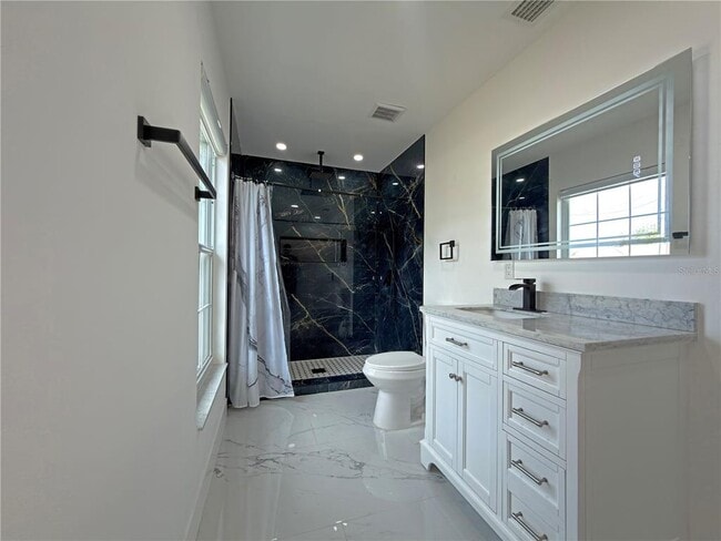 Building Photo - 1384 Valhalla St