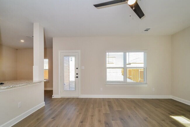 Building Photo - 1102 Princeton Hts Blvd