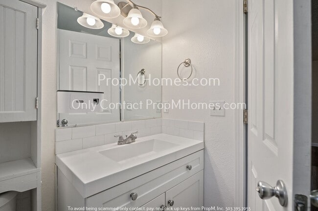 Building Photo - Three Bedroom Ranch In Central Hillsboro w/ Large Fenced Yard!