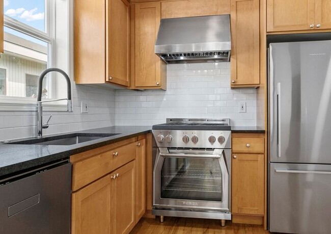 Building Photo - Charming AIR CONDITIONED Alki Townhome