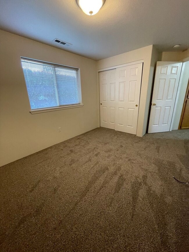 Building Photo - Spacious 3 bedroom, 2 bathroom home- CENTRAL POINT!