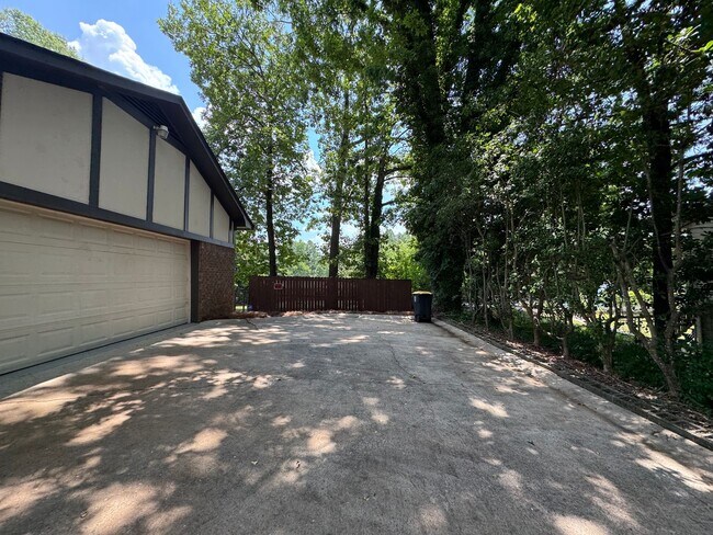 Building Photo - Renovated 3/2.5 House in Chieftain Hills- ...