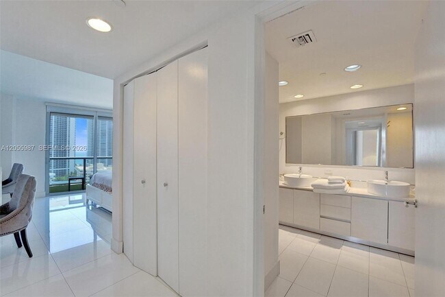 Building Photo - 2600 E Hallandale Beach Blvd