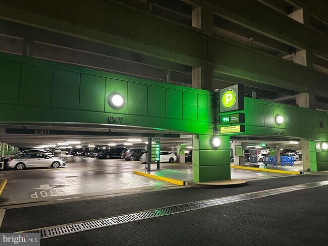 Building Photo - 1701 Lake Shore Crest Dr