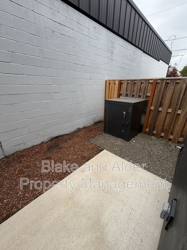 Building Photo - 3522 NE 44th Ave