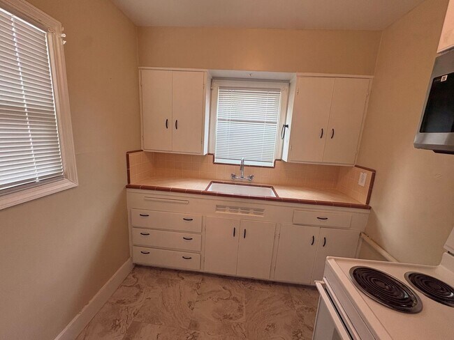 Building Photo - Fully Renovated 3 bed, 2 bath Home