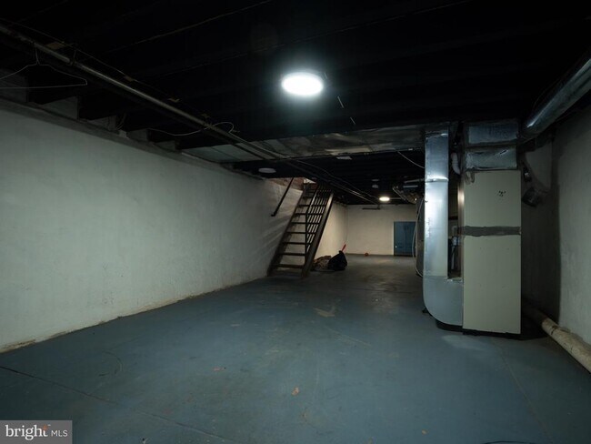 Building Photo - 2316 E Cambria St