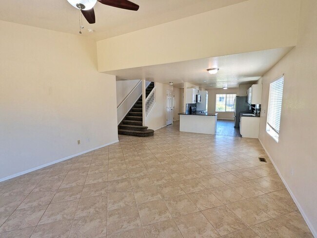 Building Photo - Large Single Family Home