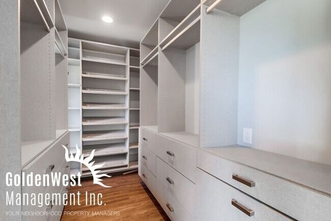 Building Photo - Charming 3Bdm 2.5Ba Townhome in the Claire...