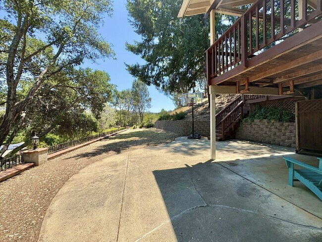 Building Photo - Charming 4-Bed by the Lake in Morgan Hill