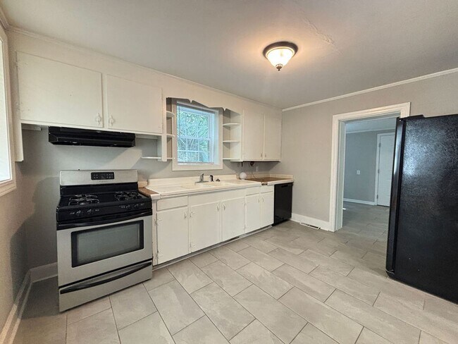 Building Photo - Available now. WATER & SEWER INCLUDED! Gre...
