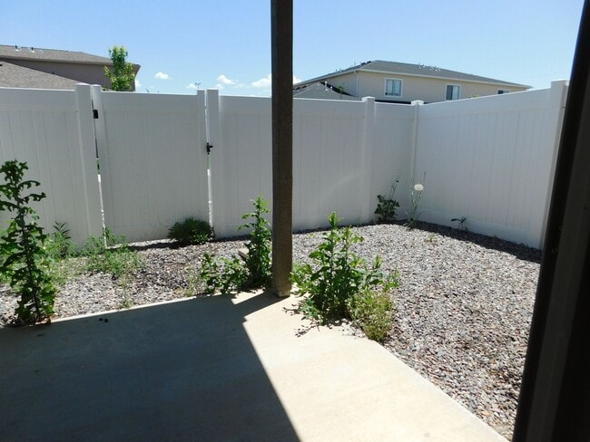 Building Photo - Newer Townhome Close to Shopping