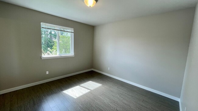 Building Photo - Beautiful 3 Bedroom Duplex with Garage!