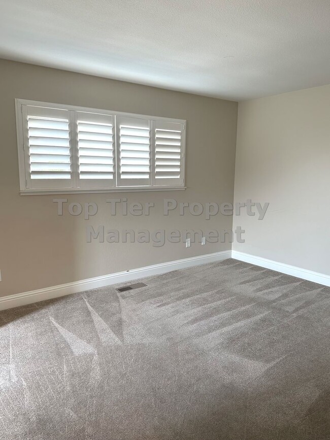 Building Photo - Beautiful 3 bed / 2 bath / 1,648 sqft hous...