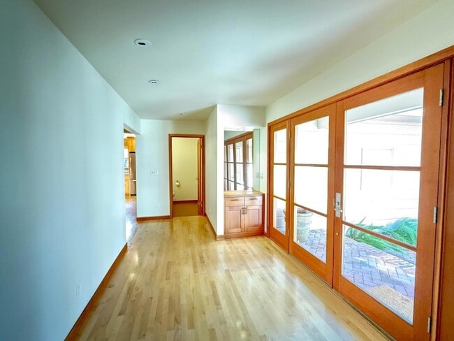 Building Photo - 335 Claremont Way