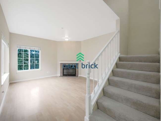 Building Photo - 2 Bed and 2.5 Bath Stunning Townhome is Available for Rent!