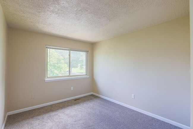 Building Photo - 14 King Henry Cir