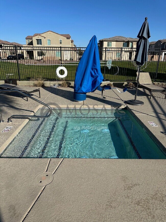 Building Photo - 680 E Ginko Ave