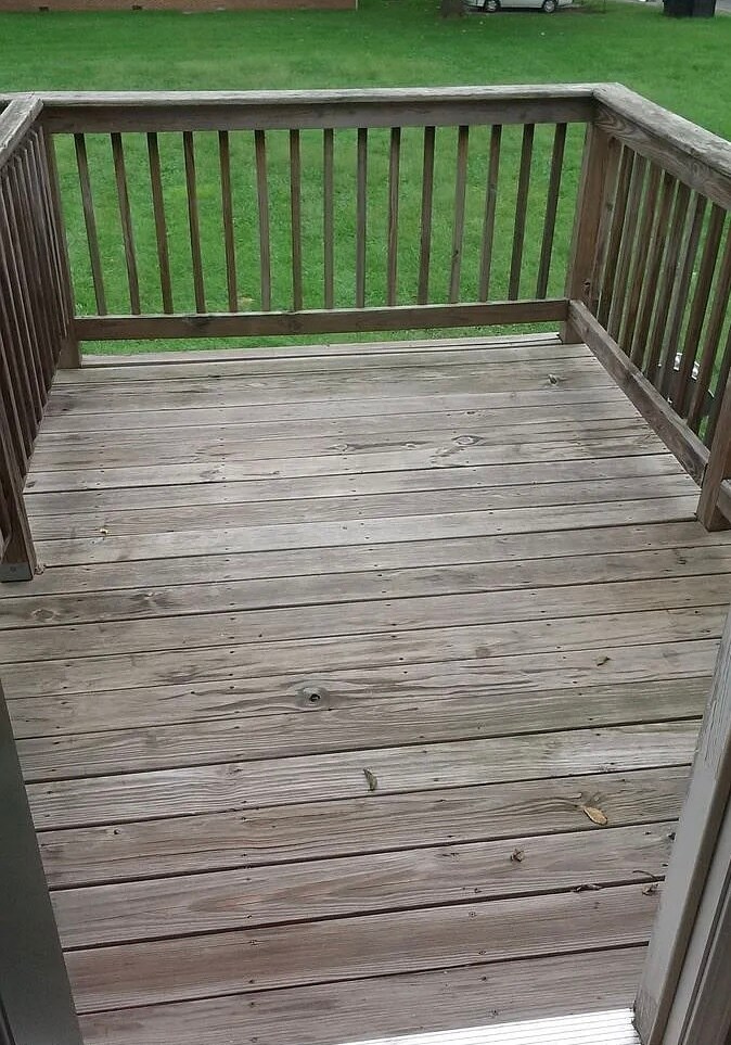 balcony - 407 E Lincoln St