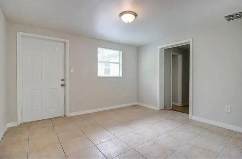 Building Photo - 9311 Loras St