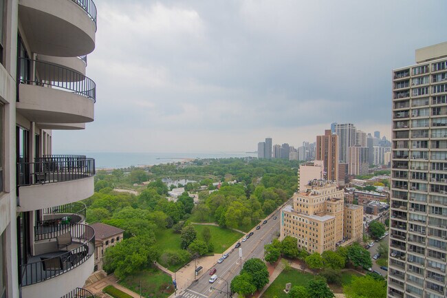 Building Photo - 2020 N Lincoln Park W