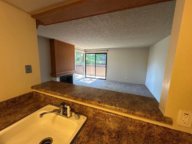 Building Photo - Cute and Cozy 1 Bedroom Condo in Gated Tim...