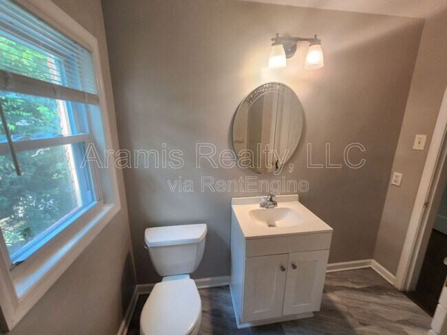 Building Photo - 580 Holly St NW