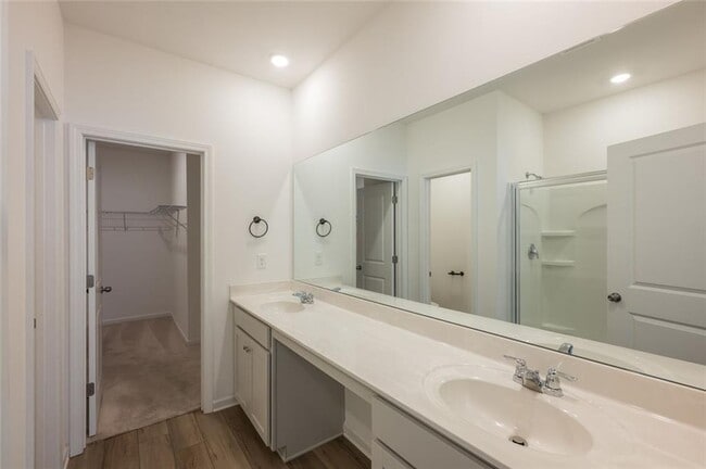 Building Photo - 895 Gelderland Dr