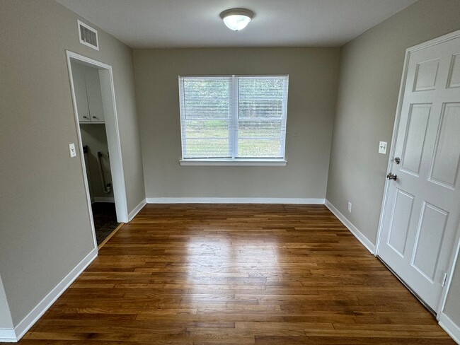 Building Photo - Stunning 3-Bedroom