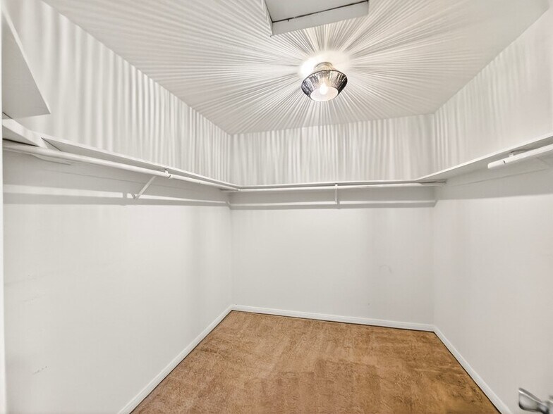 Building Photo - 13626 Cerise Ave