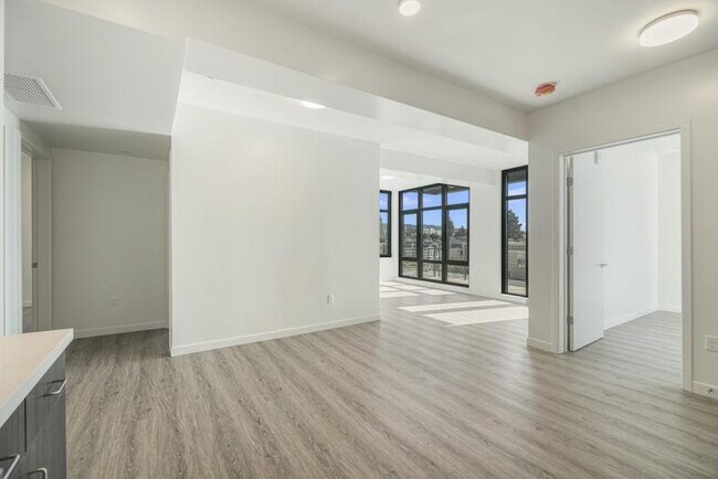 Building Photo - New Contemporary Sunny Apartment With Views