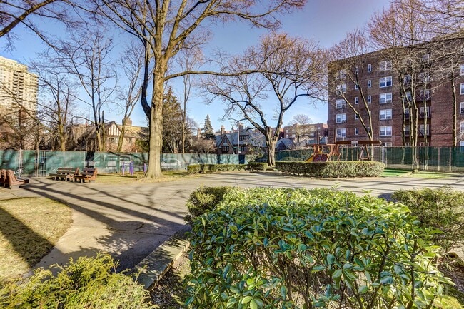 Building Photo - 75-02 Austin St