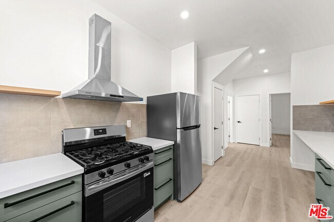 Building Photo - 1246 N Formosa Ave