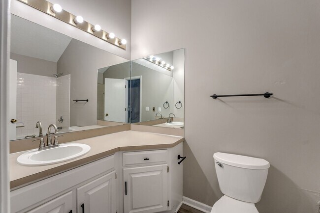 Building Photo - Fresh Updates & Prime Location Near Zorinsky!!