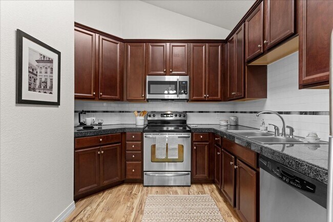 Building Photo - Beautiful 2 Bed 2 Bath Condo Near Rigden Farms!