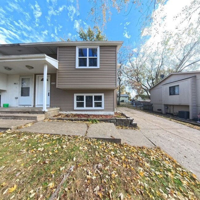 Building Photo - 3 Bedroom 1 Bath Duplex