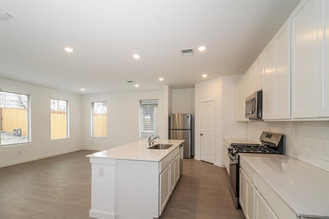 Building Photo - 1912 Ponderosa Pne Ln