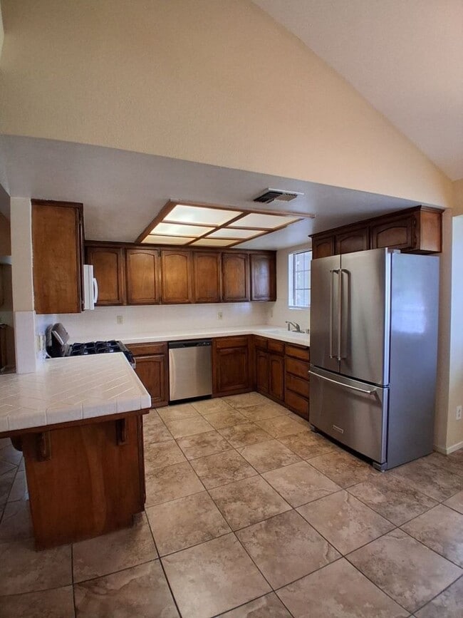 Building Photo - Charming Well-Maintained 3-Bed Fresno House!