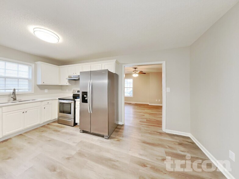 Building Photo - 701 Avondale Dr