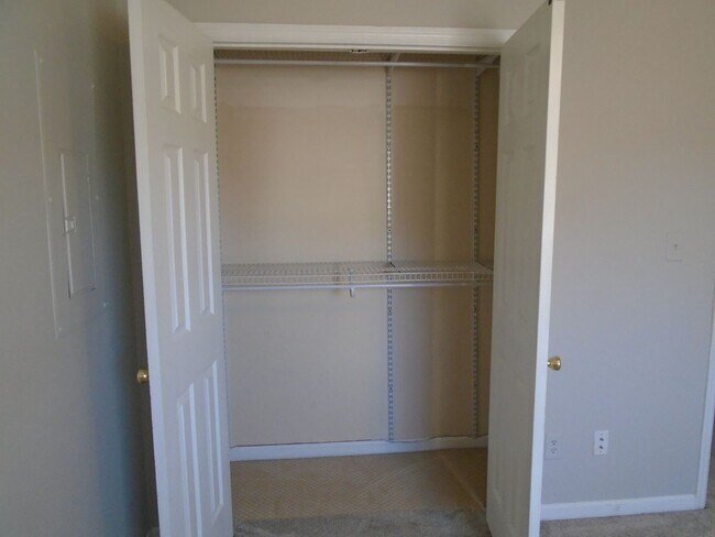 Building Photo - 3 bedroom in Hope Mills!