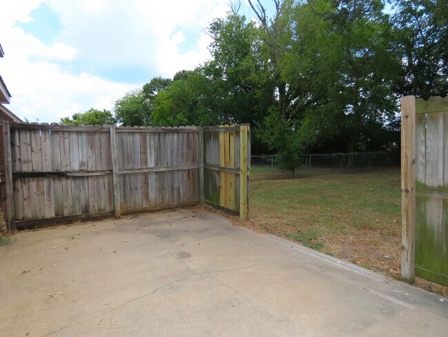 Building Photo - Remodeled in 2024! Gorgeous 3 Bdrm., 2 Bath Duplex in Whitehouse ISD!