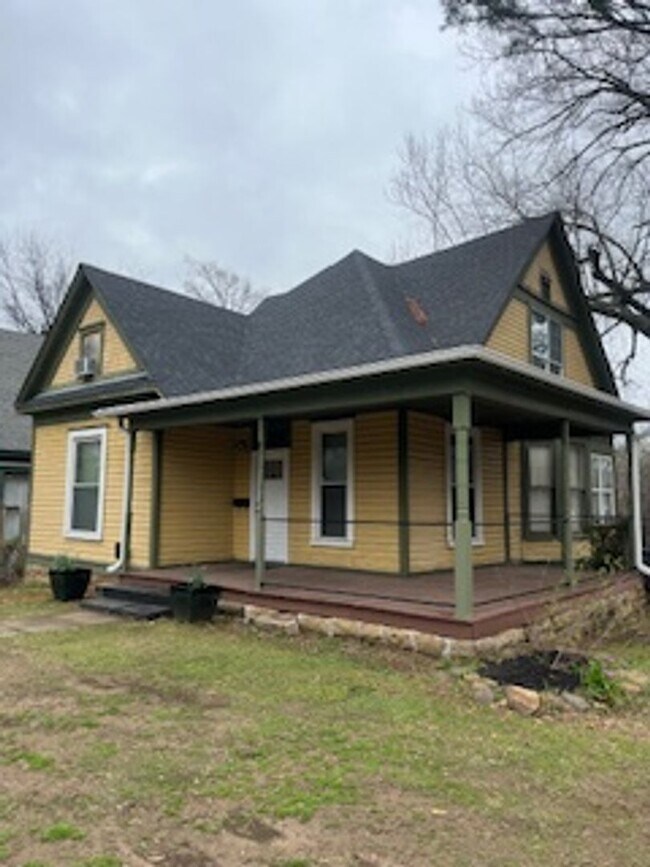 Building Photo - Spacious 5 Bed Home-Freshly Painted, New Roof, Stainless Steel Appliances, located on a Corner Lo...