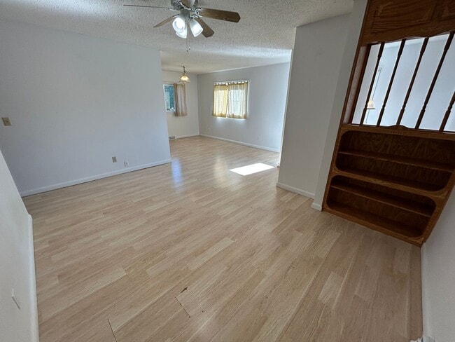 Building Photo - 5 Bed 2 Bath Home with 2 Car Attached Garage in Quiet Nice Neighborhood.