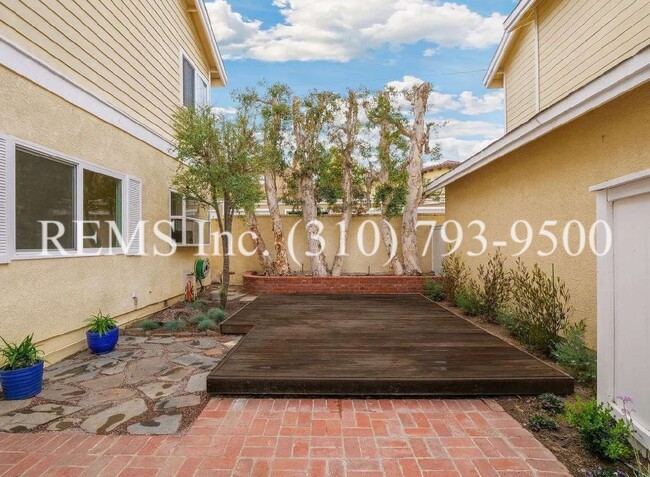 Building Photo - Beautiful Front Townhome w/ Garage and Lau...