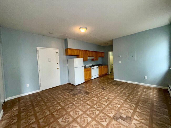 Building Photo - 132 Locust St