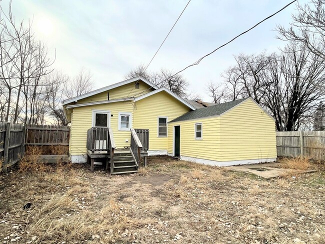 Building Photo - 2 Bed, 1 Bath Bungalow