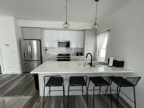 Building Photo - Stunning 2 Bed 2.5 Bath Townhome!