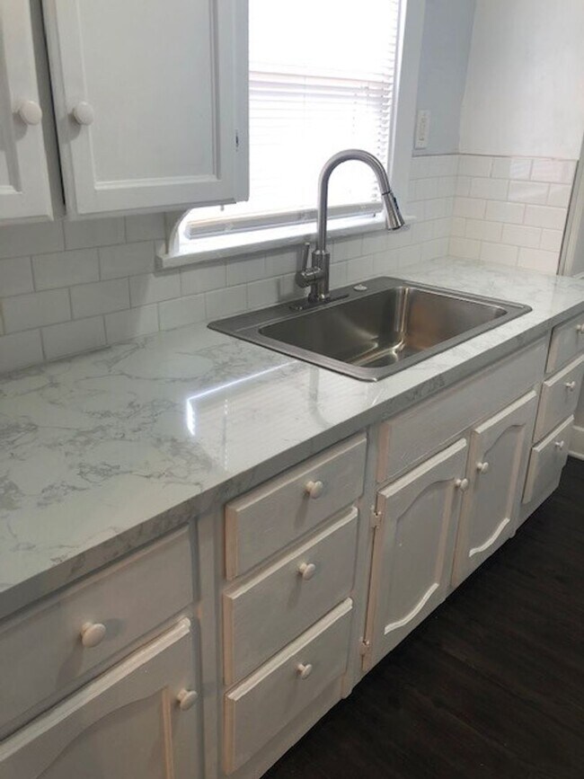 Building Photo - LINDEN 2470