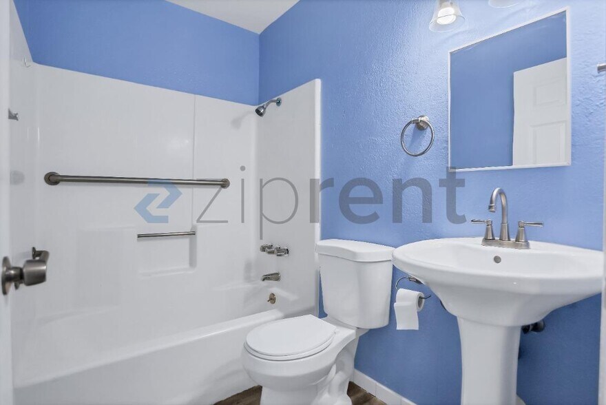 Building Photo - Unit C